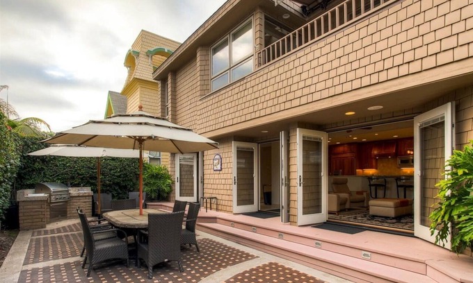 South Mission Beach House | The Ritzy Beachcomber - A/C, parks 4, huge private patio, and much more.