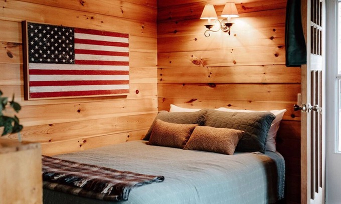 Lincoln Cabin | THE RIVER OTTER PARADISE GETAWAY at the PEMICABINS