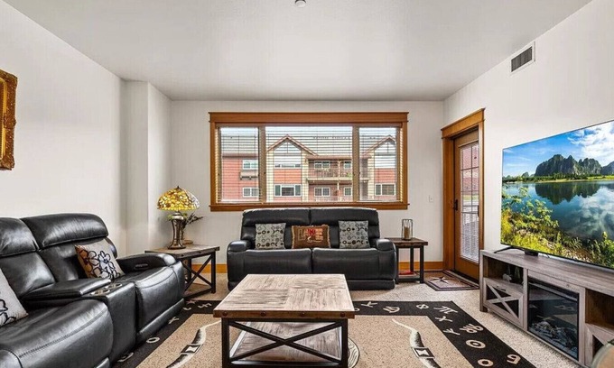 Coeur d'Alene Condo | The Riverstone Hub – Dining, Shopping & More!