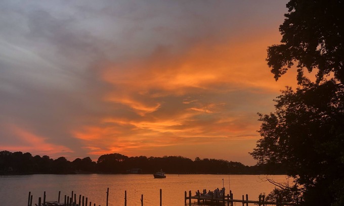 Reedville House | The Rock cottage is on the water in the heart of Reedville with a boat dock