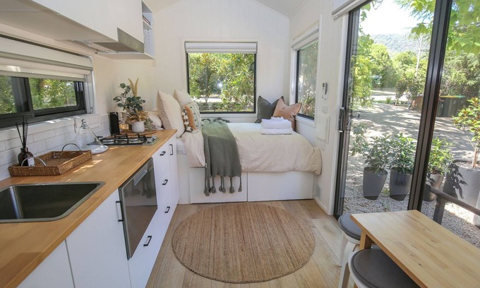 Bright Cabin | The Rocks - Maple Tiny Home