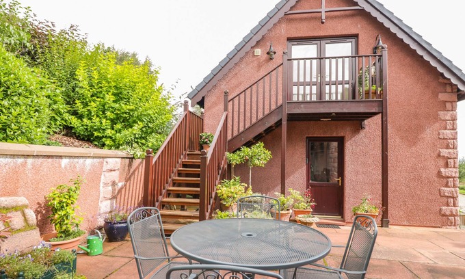 Glenesk Cottage | THE ROOFSPACE AT BRAESIDE, romantic, luxury holiday cottage in Edzell