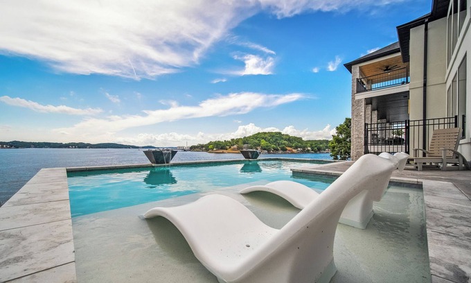 Lake Ozark House | The Rosco! Main Channel! Private Pool, Spa, Mini Golf, Gm Rm! Sleeps 32!