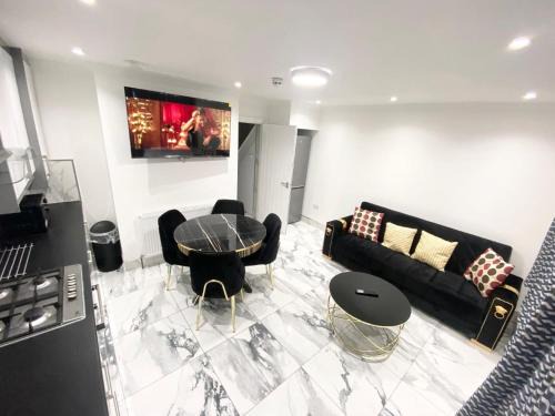 Townfield House | THE ROYAL BOUTIQUE KENSINGTON LODGE bY LONDON , SLEEP 11