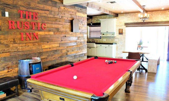Cross Mountain House | The Rustic Inn- Family friendly, Near Fiesta Texas