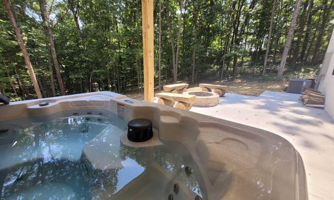 Logan Cabin | The Saige Lodge - Brand New with Hot Tub, Wifi, Firepit and more!