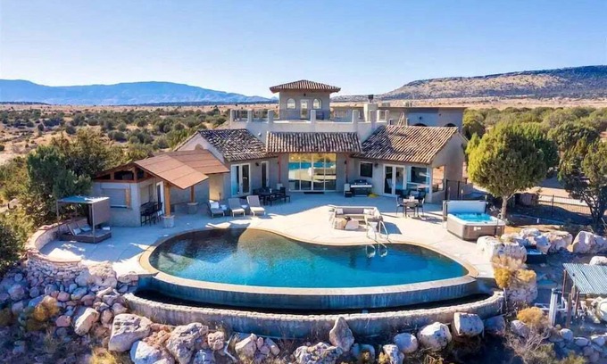Sedona House | The Sanctuary at Sacred Mesa-Infinity Pool-Sedona