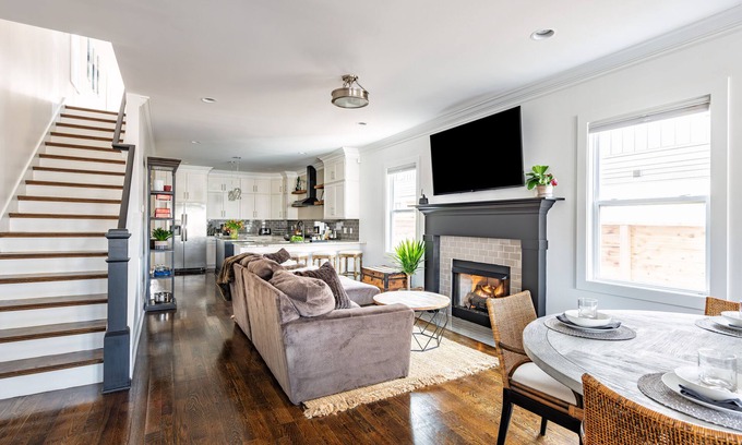 Buena Vista House | The Sanctuary: Downtown Luxury ⁃ HotTub ⁃ Gameroom