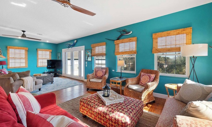 St. Augustine House | The Sand Euro - 4BR/3.5A Family Home near Beach & Downtown!