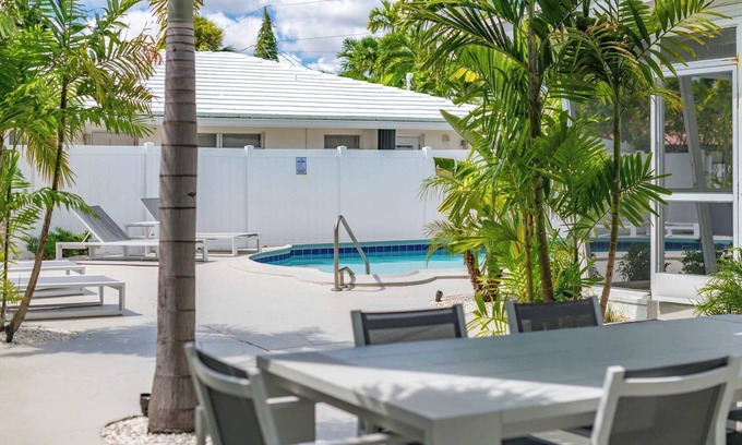 Dolphin Isles Apartment | The Sandbar|Walk To Beach|Fire pit + Pool