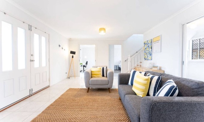 Goolwa Beach House | The Sandpiper- Fire place, Pet and Family Friendly