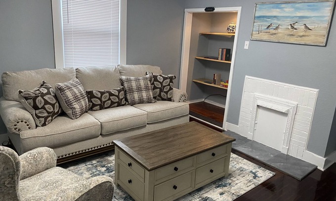 Guntersville House | The Sandpiper minutes away from Shoppes, state, parks, lakes, and downtown area.