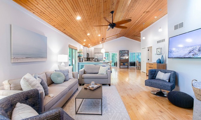 Sawyer House | The Sawyer Cottage/3 season porch/hot tub/fire pit/jungle gym/large fenced yard