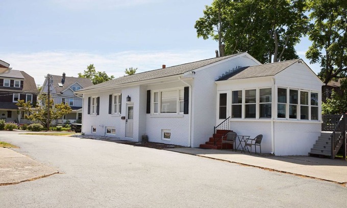 New London House | THE SEA BREEZE OCEAN BEACH HOUSE: 6 QUEEN BEDS