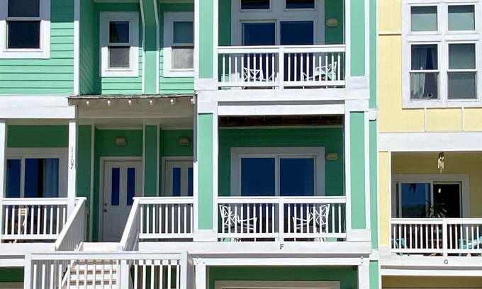 Bermuda Bay House | The Sea Glass Castle - Family Friendly Townhome Close to Beach
