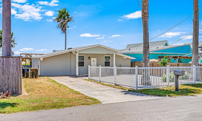 Flour Bluff House | The Seahorse Cottage | Canal front house in Corpus Christi on the water