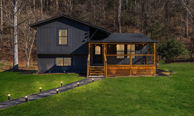 Pittman Center Cabin | The Sherridan - Luxury Cabin in Gatlinburg with WiFi, Hot Tub and More!