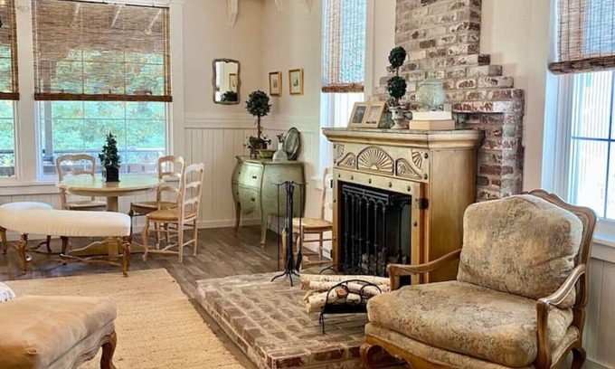 Amador City Apartment | The Shopkeeper's Cottage ~ CHIC!