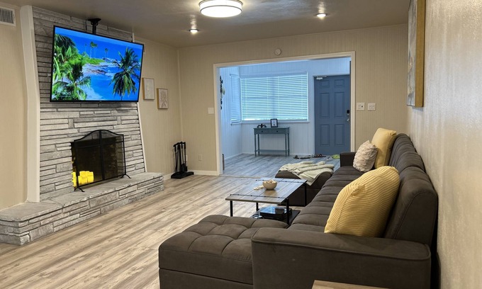 Osprey House | The Shoreland Hideaway 4BR & 2BA jacuzzi, minutes from Siesta Key