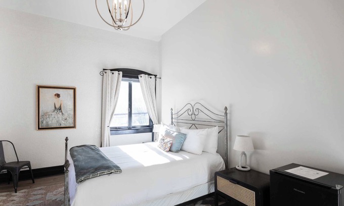 Bisbee Hotel | The Signature Queen with Mountain Views