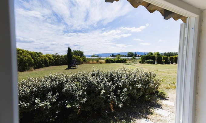 Lagnes House | The silk veil Chez Manon with a view of the Luberon mountains, Wi-Fi and air conditioning