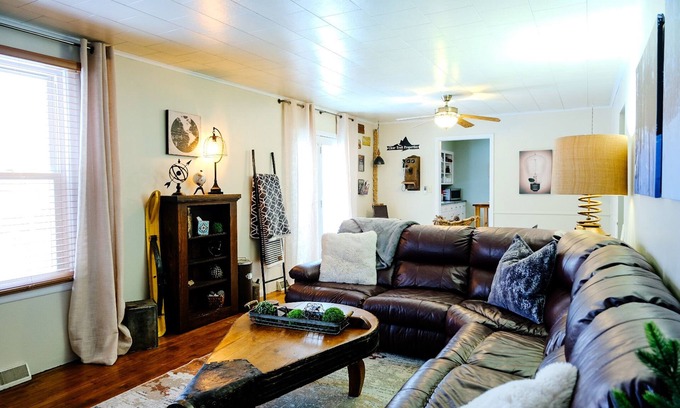 Ironwood House | The SISU Shack, 5 mins from hospital, Belle trail