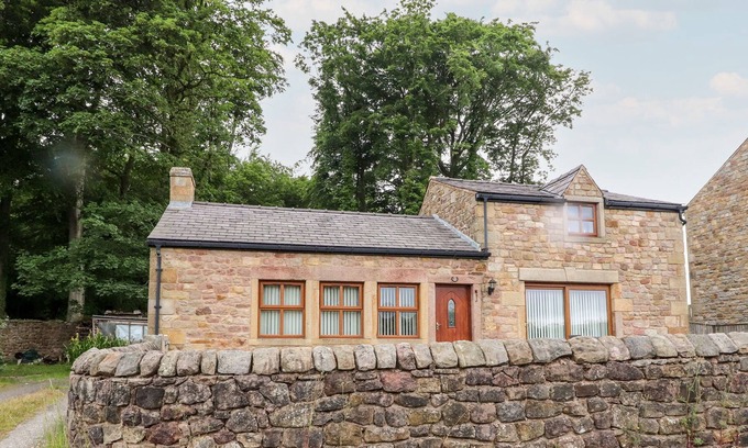 Hurst Green Cottage | THE SMITHY, family friendly, character holiday cottage in Hurst Green
