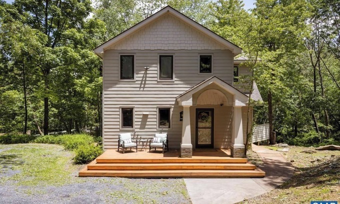 Nellysford House | The Snow House Pet Friendly Creek PacMan