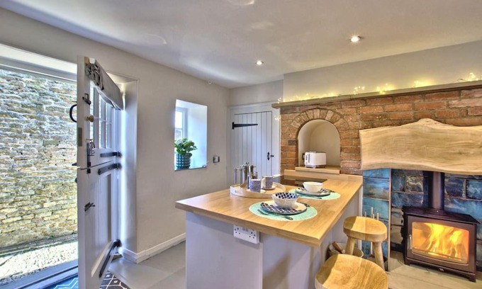 Wykeham House | The Snug at Ruston, Cosy Dog Friendly Cottage