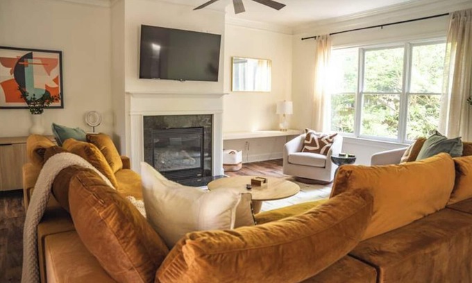 Bolton House | The Southern Peach Mansion - Entire Home in the Heart of Atlanta, GA
