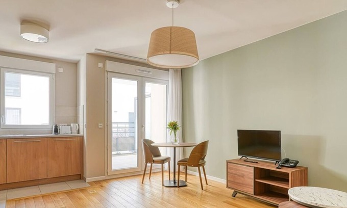 Issy-les-Moulineaux Apartment | The Spacious - On the edge of Paris