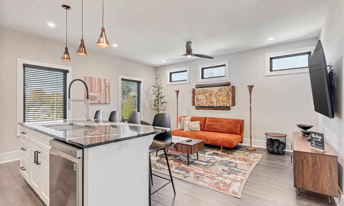 Atlanta Apartment | The Spot on Boone; new modern garage apt 2 blocks from GWCC & Mercedes Benz