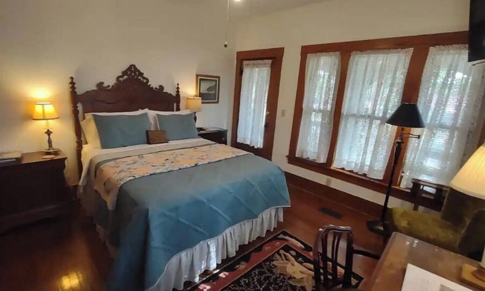 Hardy House | The Spring River Stonehouse Inn, Gigi's Room