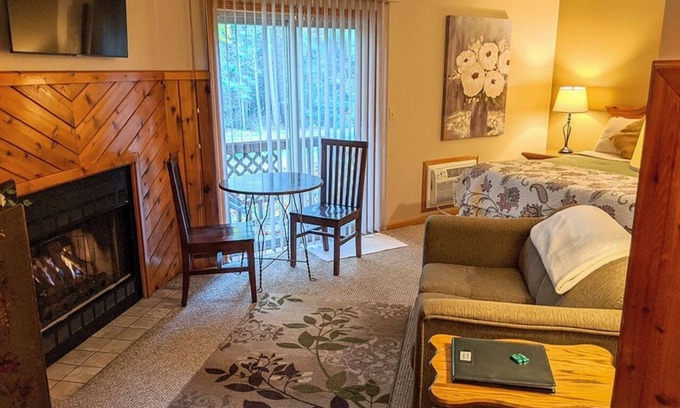Prudenville Bed & Breakfast | The Springbrook Inn - Forrest View Room (Hot Tub)