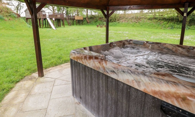 Llandysul Cottage | THE STABLE BARN, pet friendly, with hot tub in Brynhoffnant