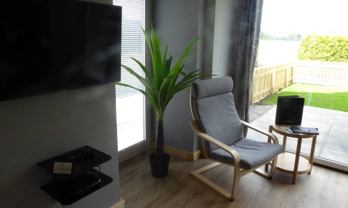 Arden Apartment | The Stables Lower Cottage 6 (Auchendennan) - sleeps 2 guests in 1 bedroom