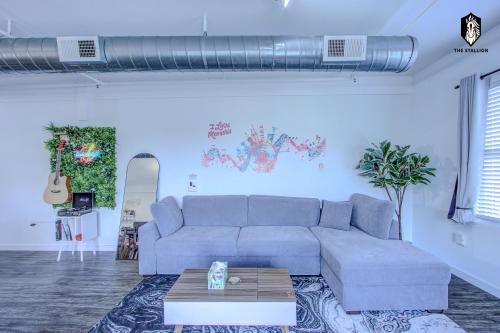 Downtown Memphis Apartment | The Stallion #305 - Walk to Attractions - Modern Spacious 1BD Loft in Memphis Downtown