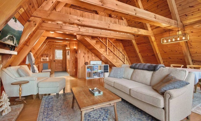 West Jefferson House | 'The stAy Frame' Cozy Cabin close to downtown WJ