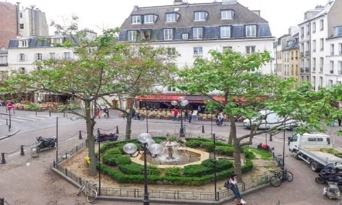 5th Arrondissement Apartment | THE STREETS OF MOUFETTARD/CONTRESCARPE SQUARE- A PARADISE FOR FOOD LOVERS!