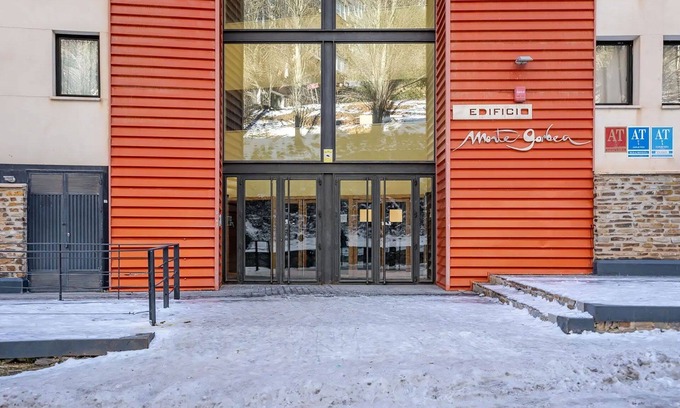 Pradollano Apartment | The studio apartment "Monte Gorbea 7 I" is located in the Sierra Nevada and offers direct access to the