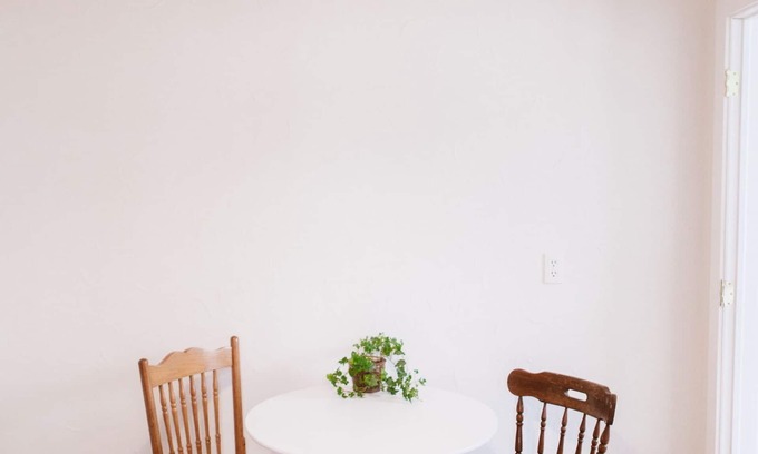 Holland Apartment | The Studio at Blackberry Manor