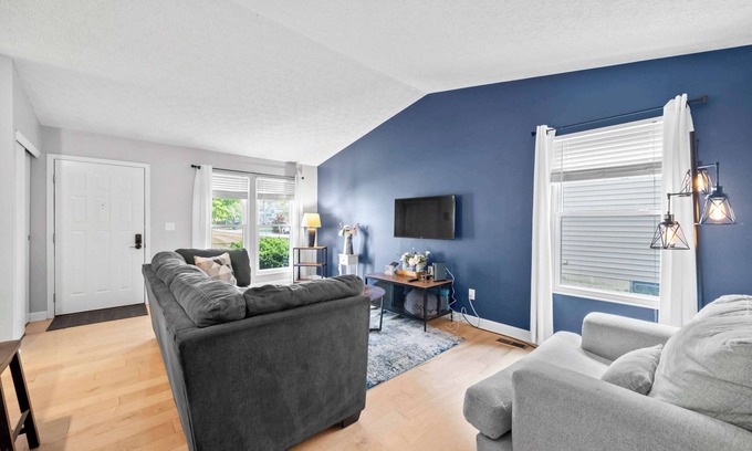 Columbus House | The Suburban Nest – For 6!