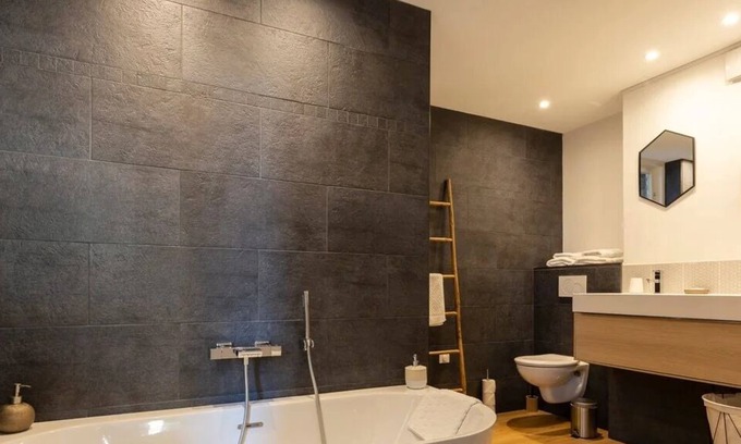 Honfleur Apartment | The Suite. Double Shower + Bathtub | Netflix | City Center