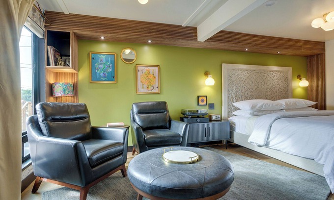 Newport House | The Sun King @ The Louie Boutique Motel, Walk to Everything! Dog Friendly!