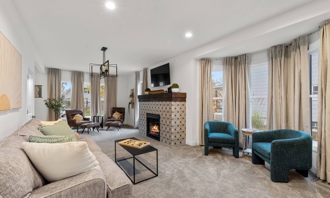 Ellis Historical District House | The Suncatcher- Steps to Lake Michigan. Pet Friendly & Fully Fenced