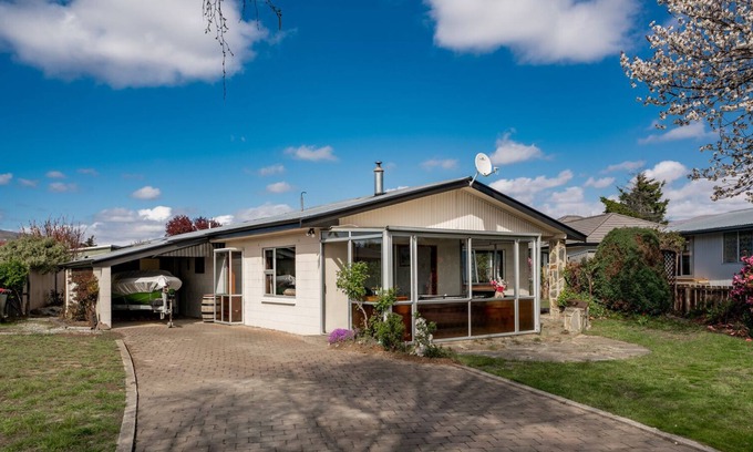 Lowburn House | The Sunhaven - Cromwell Holiday Home