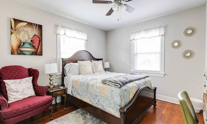 Richmond Condo | The sunset/free parking/fully fenced/fire pit
