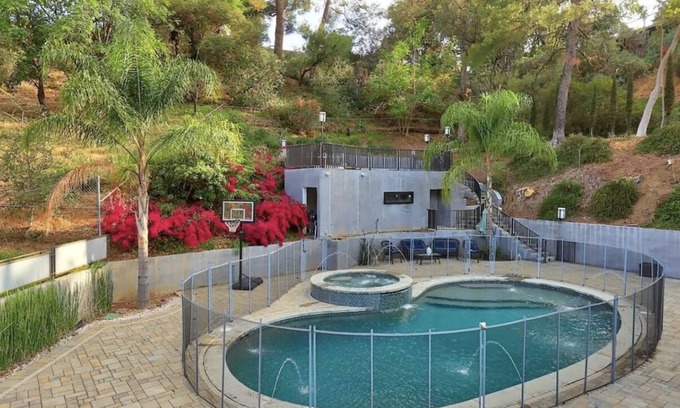 Chevy Chase House | THE SUNSHINE 3B|3.5BA POOL+SPA