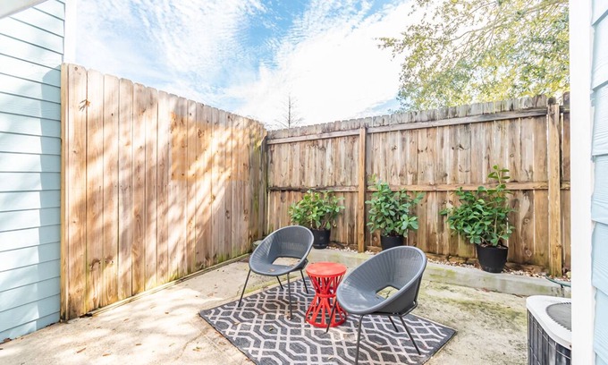 South Baton Rouge House | The Swamp Townhouse- KING bed luxury condo