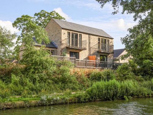 Gargrave House | The Swans Nest Lock View